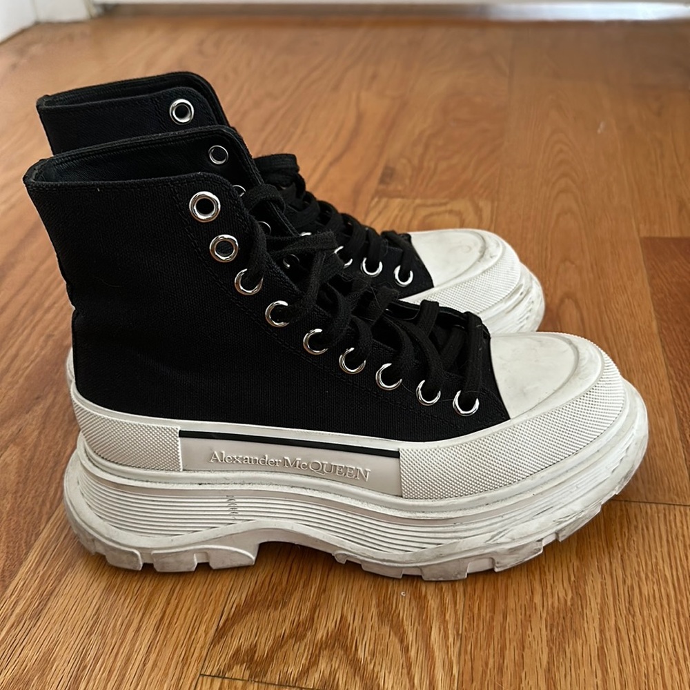 Alexander McQueen Women's Tread Slick Boot in Black/white